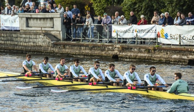 XXVII Wielka Wioślarska o Puchar Brdy 2018, podobnie jak poprzednie edycje, znowu przyciągnęła wielu kibiców sportów wodnych i bydgoszczan, którzy przybyli na nabrzeże w okolicach Rybiego Rynku całymi rodzinami. Tam znajdowała się meta.
W zawodach wystąpiło 40 osad, które rywalizowały w kilku kategoriach.
W wyścigu głównym juniorów, Memoriale Zbigniewa Urbanyi’ego, na dystansie 8,6 km, zwyciężyła reprezentacja Bydgoszczy, przed AZS UMK Toruń 
Wyścig w kategorii kobiet wygrała ósemka reprezentacji Niemiec, przed pierwszą osadą Lotto Bydgostia 
Wyścig główny seniorów wygrała osada Lotto Bydgostii, przed AZS Szczecin.
W wyścigu otwartym seniorów zwyciężyła reprezentacja Litwy, przed WSG 
Wyścig otwarty juniorów wygrała reprezentacja Berlina II.
Odbyły się też wyścigi mikstów kajakarek i kajakarzy oraz sprinty.
I na deser: w wyścigu uniwersyteckich osad zza Kanału La Manche, Cambridge lepszy o 13 sekund od Oxfordu. Aktualny stan rywalizacji: 7-5 dla przegranych w 2018 roku.
ZOBACZ ZDJĘCIA z RYWALIZACJI NA BRDZIE I KIBICÓW NA NABRZEŻU >>>>>


O krok od wielkiej tragedii! Cudem uniknęli śmierci! [wideo - program Stop Agresji Drogowej]

