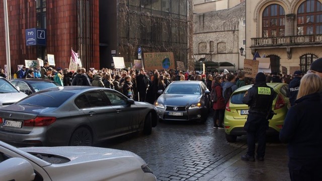 Młodzieżowy Strajk Klimatyczny. Prezydencka limuzyna, która "utknęła" podczas protestu