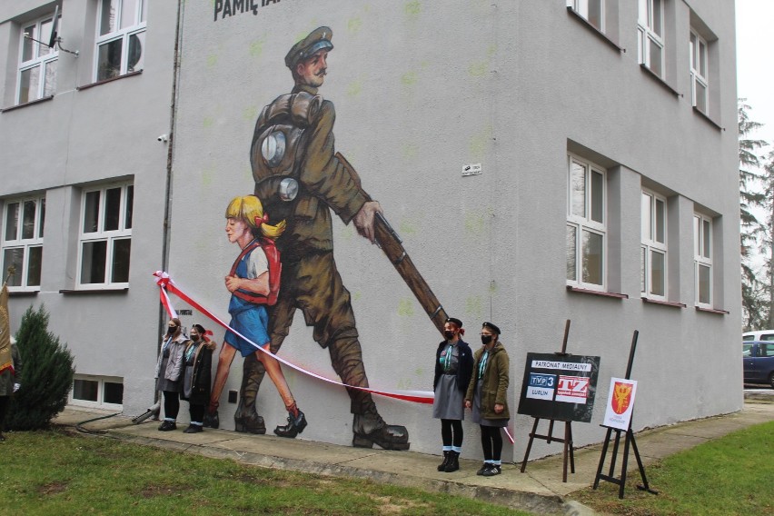 W Hostynnym odsłonięto patriotyczny mural. Zobacz zdjęcia