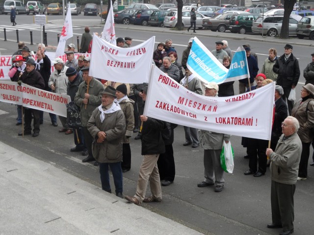 Lokatorzy mieszkań zakładowych protestowali przed gmachem Urzędu Wojewódzkiego
