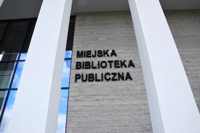 W Miejskiej Bibliotece Publicznej przy ulicy Paderewskiego w...