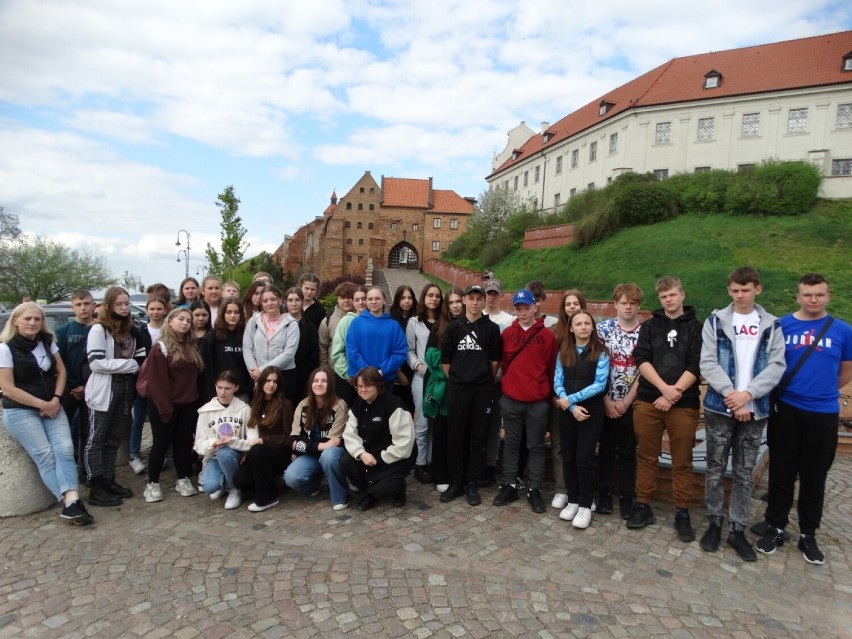 80 uczniów wspólnie z opiekunami w dniach 5-6 maja 2022 roku zwiedzało cztery piękne, polskie miasta