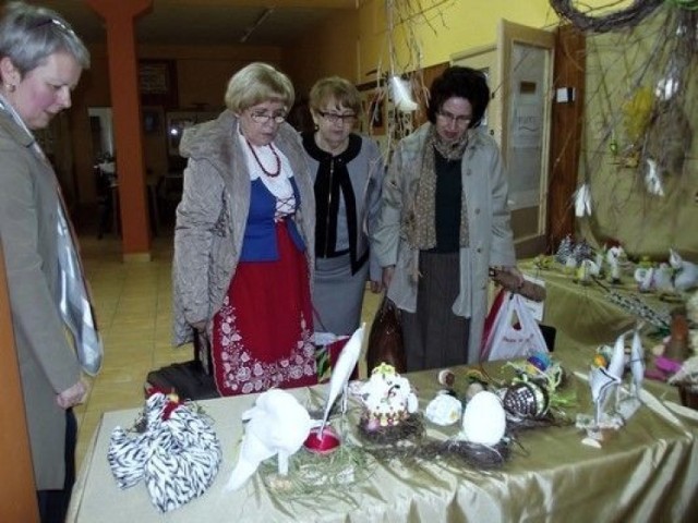 Wystawę podziwiają : od lewej Ewa Smykowska, Krystyna Zagrabska, Jadwiga Reska, Dorota Kalinowska. Fot. Karol Szmagalski