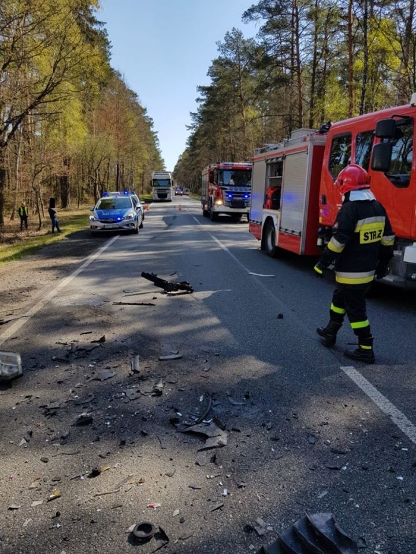 Poważny wypadek na trasie krajowej nr 74. Kierowca busa ranny