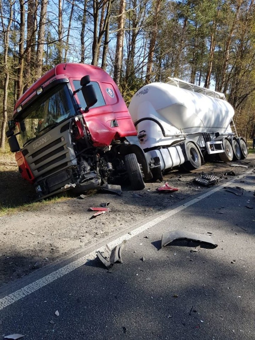 Poważny wypadek na trasie krajowej nr 74. Kierowca busa ranny