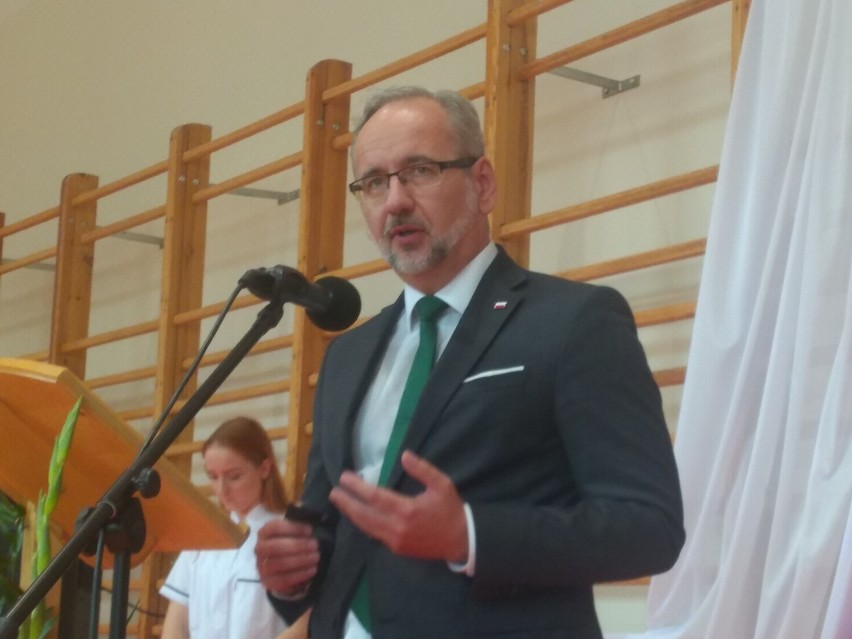 Minister zdrowia na inauguracji roku szkolnego w Powiatowym Zespole Szkół Policealnych w Wejherowie. Niedzielski zachęcał do szczepień