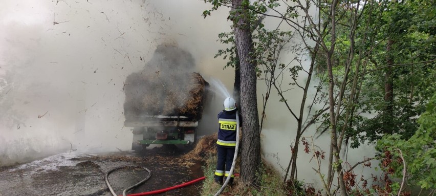 Niebezpieczny pożar słomy na leśnej drodze w Łężcach