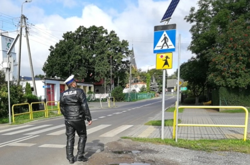 Policjanci ze Świecia sprawdzają drogi w pobliżu szkół 