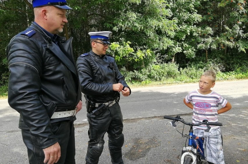 Policjanci ze Świecia sprawdzają drogi w pobliżu szkół 