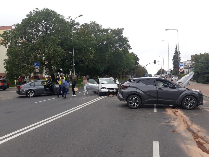 Zderzenie samochodów na ulicy Szczecińskiej. Zabronić wyjazdu w lewo?   