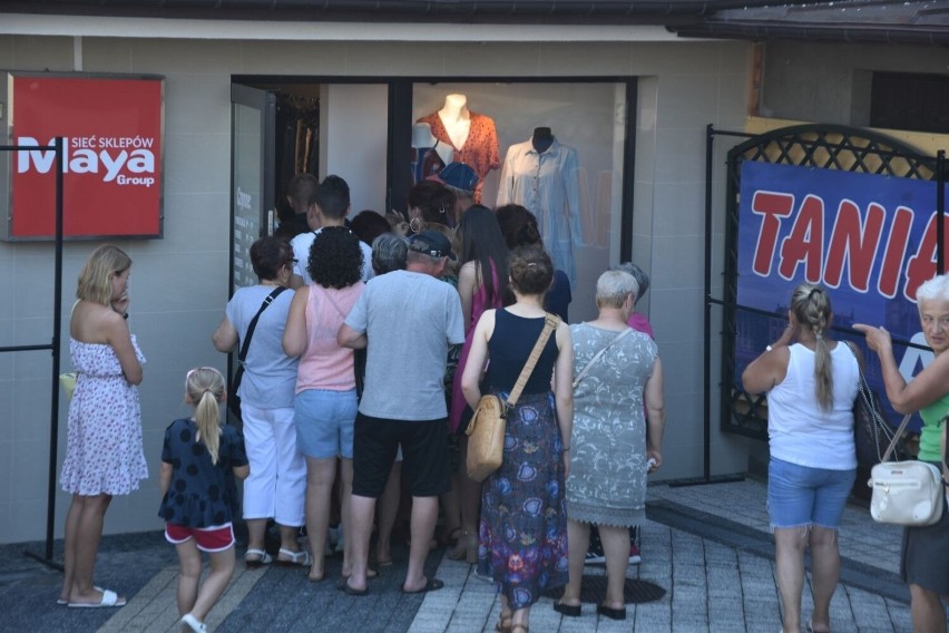 Otwarcie sklepu z używaną odzieżą wzbudziło ogromne zainteresowanie mieszkańców Stalowej Woli - zobacz zdjęcia