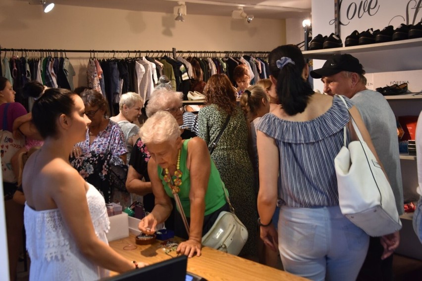 Otwarcie sklepu z używaną odzieżą wzbudziło ogromne zainteresowanie mieszkańców Stalowej Woli - zobacz zdjęcia