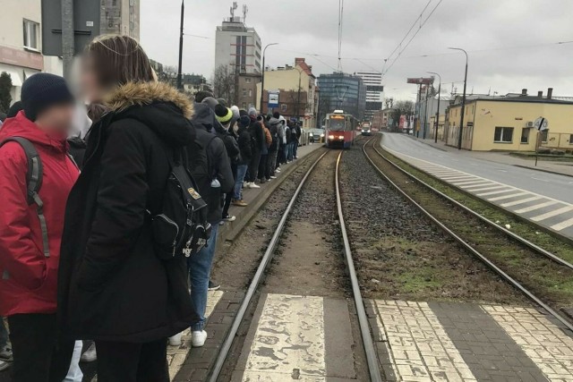 Tłum pasażerów na przystanku tramwajowym Jagiellońska/Łużycka. - Strach podjeżdżać. I jeszcze niefrasobliwość, gapienie się w komórki - mówi bydgoski motorniczy.