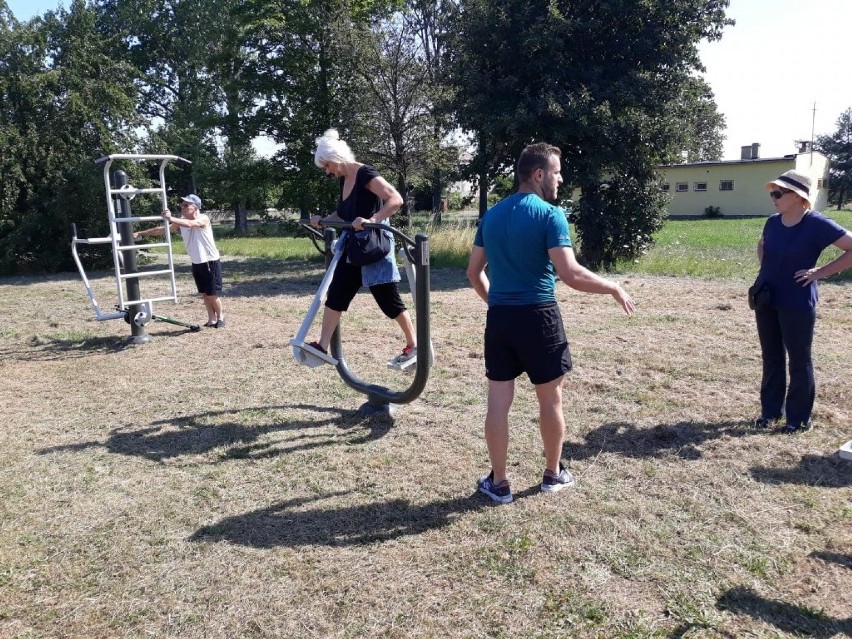 Gmina Niechlów. Seniorzy pod okiem trenera i instruktora ćwiczyli na siłowni zewnętrznej. Pozyskali dotację na te zajęcia [ZDJĘCIA]