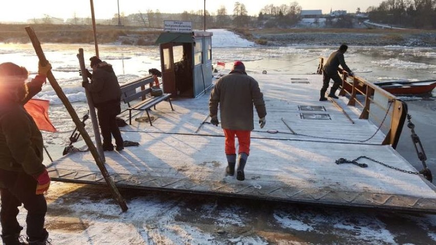 Praca promu na rzece Warcie pomiędzy Zatomiem Starym a...