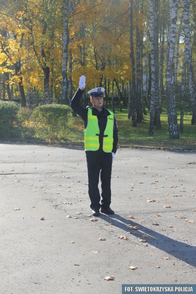 1. Odpowiednik sygnału żółtego – nastąpi zmiana kierunków ruchu

W nadchodzący weekend wielu kierowców po raz pierwszy od długiego czasu zetknie się z sytuacją, gdy ruchem kierował będzie policjant. Wspólnie ze świętokrzyskimi strażami prawa przypominamy krok po kroku co znaczą sygnały dawane przez mundurowego stojącego po środku skrzyżowania.


-&nbsp;Polecenia policjanta kierującego ruchem są ważniejsze od sygnałów świetlnych i znaków drogowych.  Jeżeli policjant zabroni wjazdu, nie ma czasu na dyskusje i wdawanie się w polemiki. By zachować płynność ruchu, należy stosować się do poleceń - przypomina komisarz Kamil Tokarski, rzecznik prasowy Komendy Wojewódzkiej Policji w Kielcach.