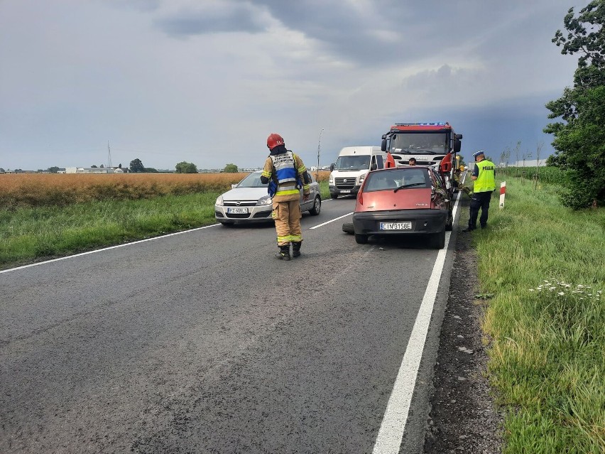 Wypadek na trasie Śrem - Środa Wielkopolska. Na wysokości Kijewa zderzyły się trzy pojazdy [zdjęcia]