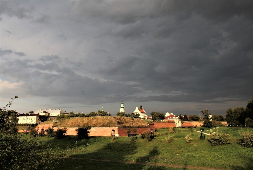 Ciemne chmury często zbierały się nad Zamościem. Twierdza...