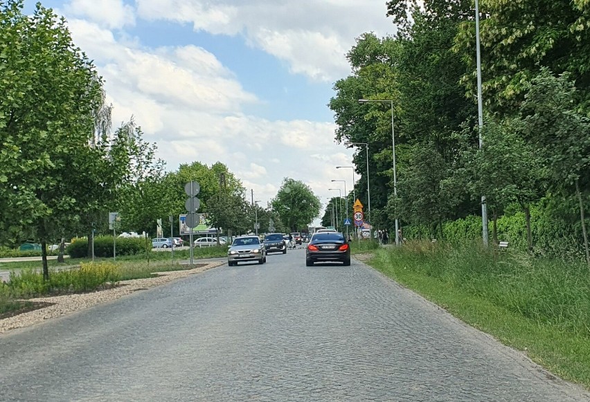 Przesunięto ,,miernik prędkości'' na 17 Stycznia  w Lesznie po przebudowie przejścia przy II LO