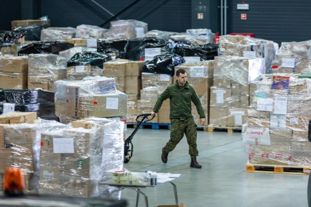 Brudne i zniszczone rzeczy to nie tylko śmieć, który zajmuje miejsce w koszu, ale również strata czasu wolontariuszy, którzy odzież segregują. Na szczęście jest ich w przekazywanych darach coraz mniej.