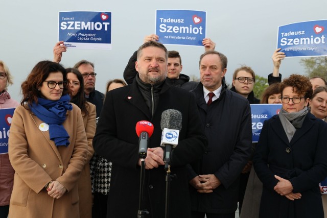 Poparcia Tadeuszowi Szemiotowi udzieliły Aleksandra Dulkiewicz oraz Magdalena Czarzyńska-Jachim.