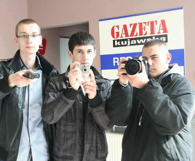 Wizyta w redakcji stała się okazją do sprawdzenia sprzętu reporterskiego. Od lewej: Krzysztof Kisielnicki, Patryk Majchrzak i Damian Trojanowski