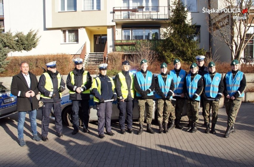 Rybnik: Policjanci z uczniami szkoły mundurowej rozdawali odblaski