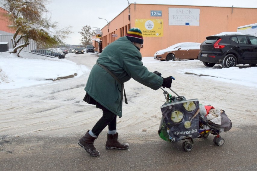 Zima straszy w Kielcach. Zasypane chodniki, jest ślisko i niebezpiecznie. Zobacz zdjęcia