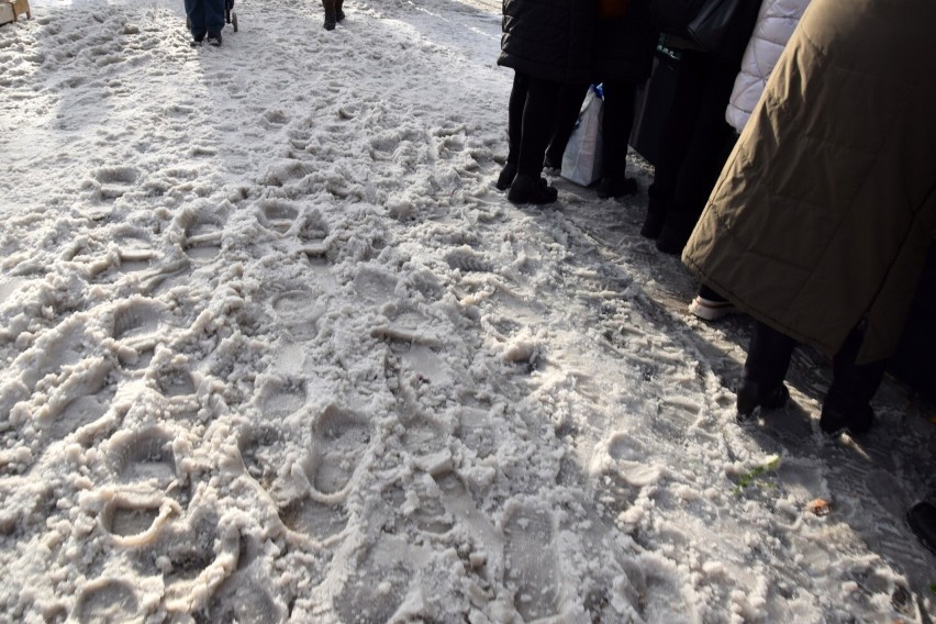 Zima straszy w Kielcach. Zasypane chodniki, jest ślisko i niebezpiecznie. Zobacz zdjęcia