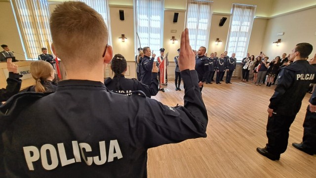 - Wszyscy policjanci doskonale wiedzą, że ich służba czasami wymaga więcej, niż tylko regulaminowego czasu spędzonego w komendzie - komentuje asp. Agnieszka Nierychła.