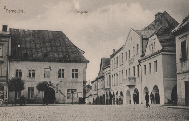 Widok na Kamienicę Sedlaczka i fragment zachodniej pierzei Rynku z domami z podcieniami, ok. 1906