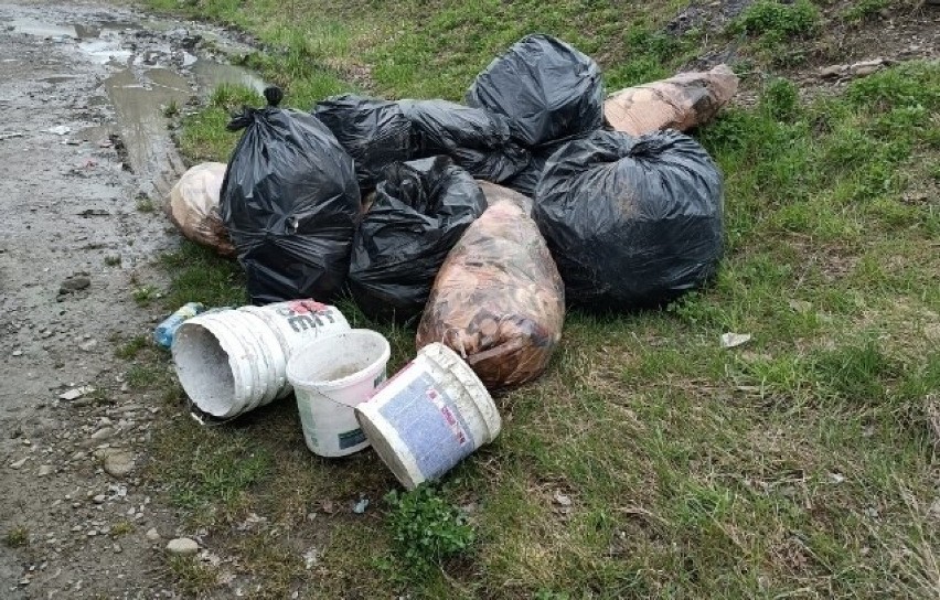 Śmieci porzucone w rejonie boiska na Zarębkach w Lubniu