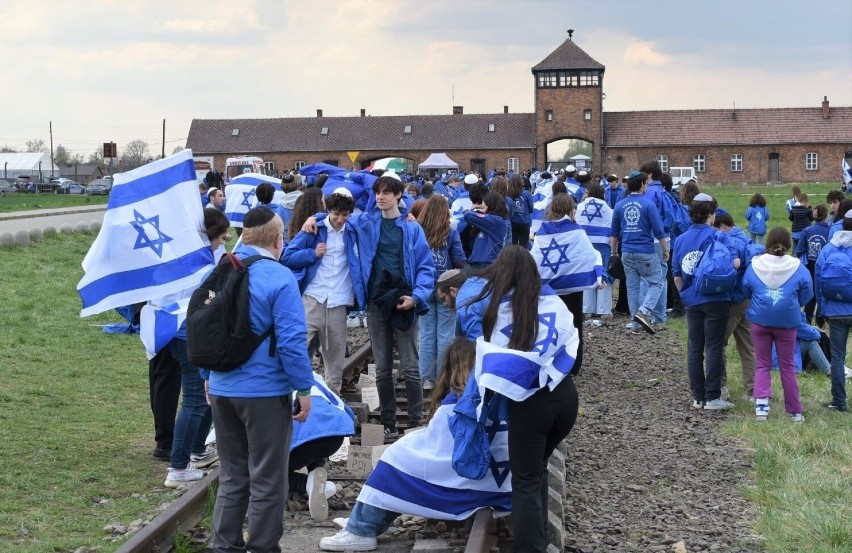 Młodzież z Izraela nie przyjedzie w wakacje do Krakowa i do Auschwitz. W tle konflikt o uzbrojenie ochroniarzy