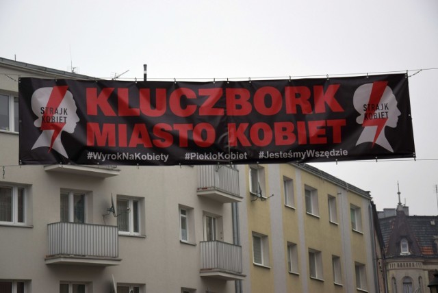 Strajk Kobiet w Kluczborku - baner nad ul. Krakowską, czyli na miejskim deptaku.