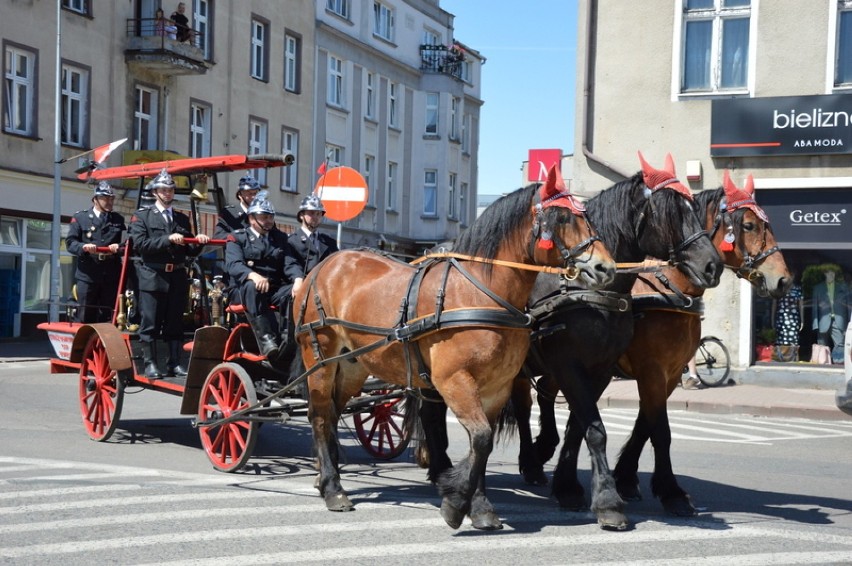 Strażacka parada z okazji 25-lecia KP PSP w Kartuzach