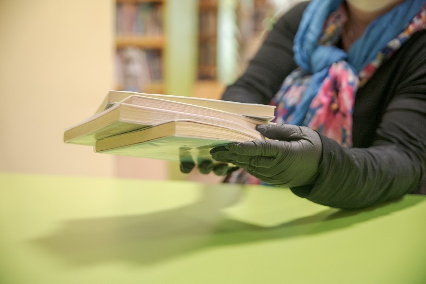 Biblioteki w Warszawie ponownie otwarte. Książki będą podlegać kwarantannie