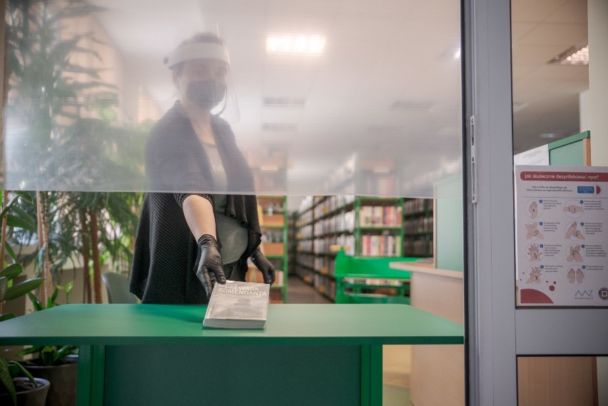 Biblioteki w Warszawie ponownie otwarte. Książki będą podlegać kwarantannie