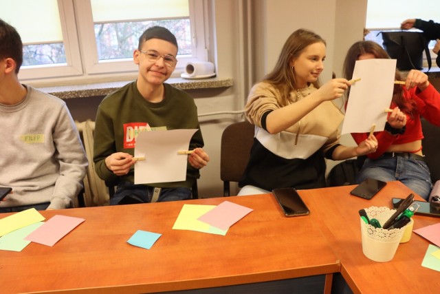 Zajęcia w Szkole Rzemiosła w Inowrocławiu, podczas których uczniowie realizowali założenia projektu "Młodzi włączają się"