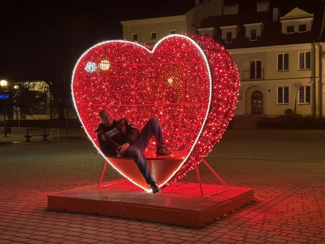 Walentynkowe serce na Placu Bartosza Głowackiego w Tarnobrzegu przypomina o święcie zakochanych