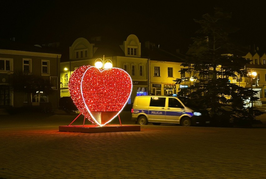 Walentynki w Tarnobrzegu. Czerwone świecące serce na Placu Bartosza Głowackiego z okazji święta zakochanych