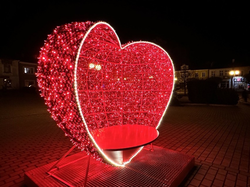Walentynki w Tarnobrzegu. Czerwone świecące serce na Placu Bartosza Głowackiego z okazji święta zakochanych