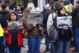 Protest przed ambasadą Rosji w Warszawie. Strajkujący przynieśli zdjęcia ukazujące masakrę w Buczy