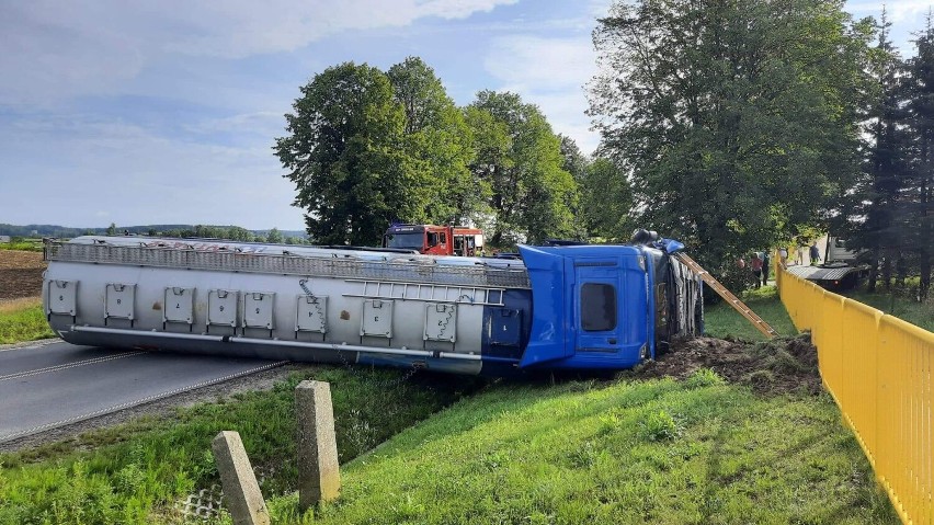 Wypadek z udziałęm cysterny na drodze wojewódzkiej nr 211 w Kożyczkowie (22.08.2022)