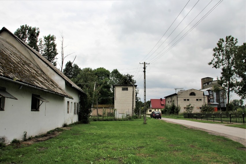 Budynki po dawnym PGR w Wierzbicy