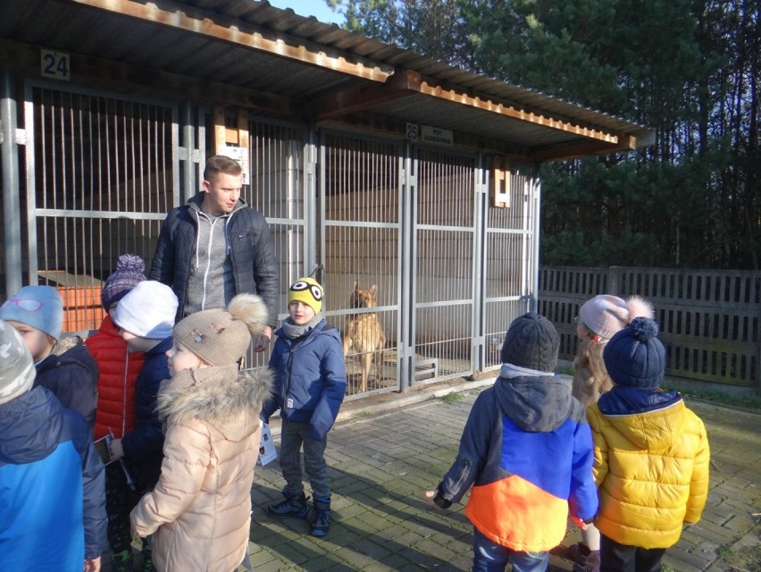 Przedszkolaki z darami w schronisku dla bezdomnych zwierząt...