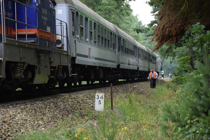 Śmiertelny wypadek w Chałupach (24.07.2017): pociąg potrącił...