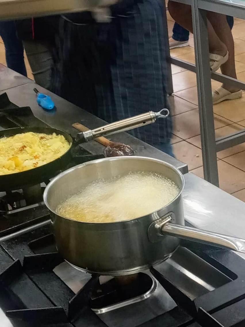 Uczniowie ZS nr 1 w Wieluniu szkolili się z kuchni hiszpańskiej ZDJĘCIA
