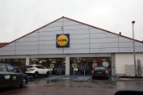 Lidl przy ulicy Moniuszki w Legnicy zamknięty. Co zmieni się po remoncie? Będzie m.in. nowy parking i więcej zieleni. Szczegóły