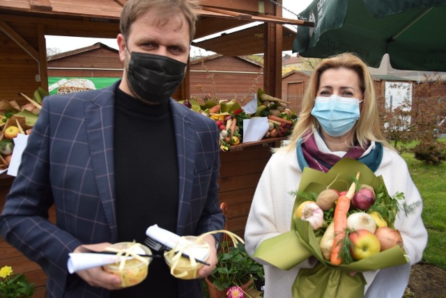 Bukiety owocowo-warzywne rozdawali m.in. Agata Dusińska i Paweł Cierach.