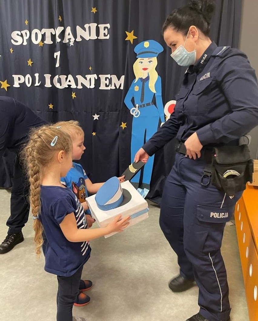 „Bezpieczne ferie 2022”- policjantki z Jarosławia edukują najmłodszych [ZDJĘCIA]